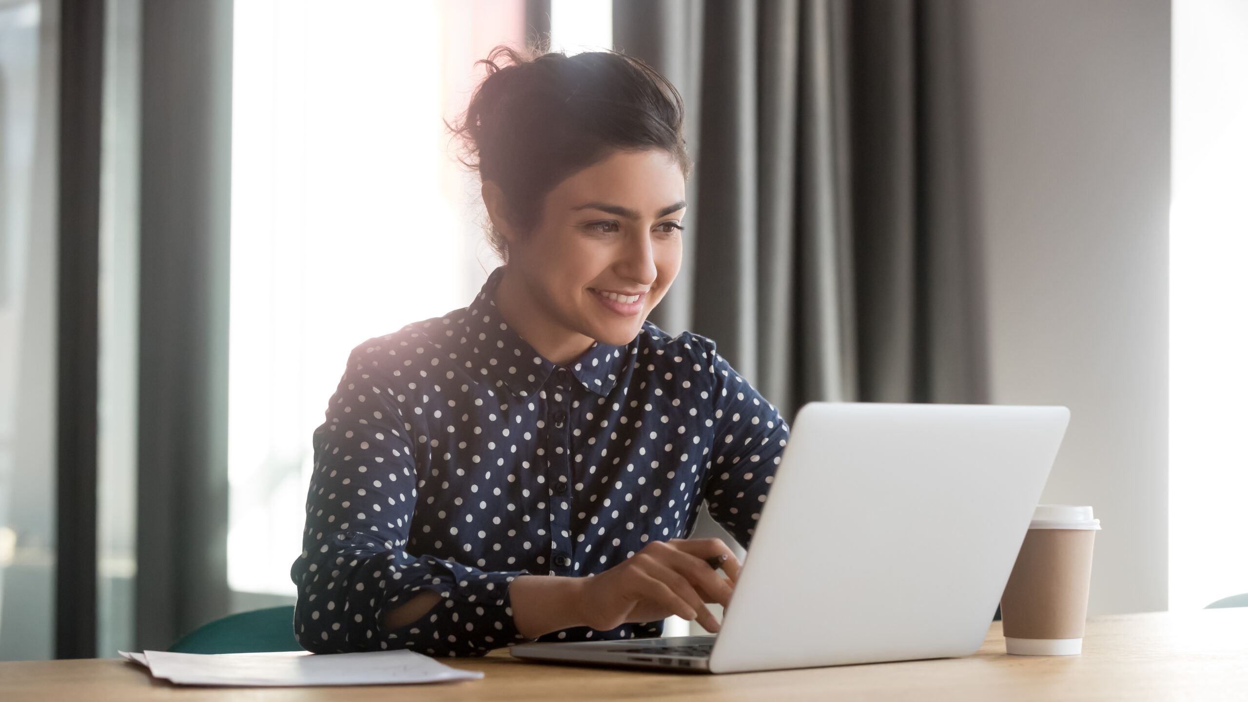 Person using computer to compare best group eCards options