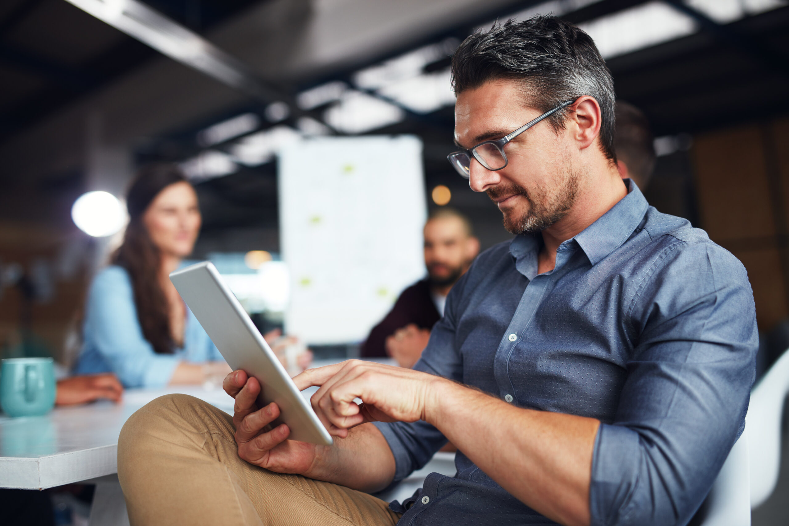 Man using employee recognition software on a mobile device