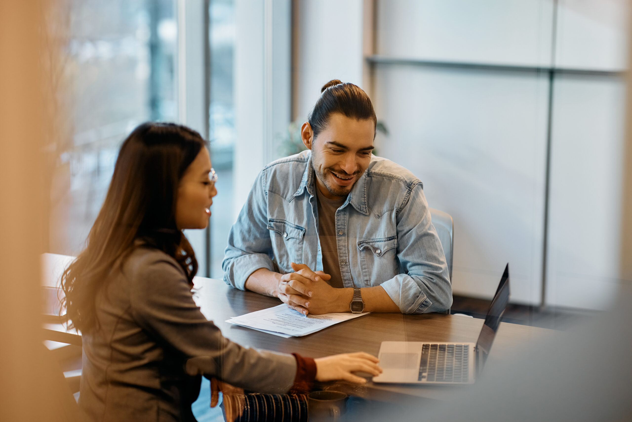 employees measuring employee recognition on laptop